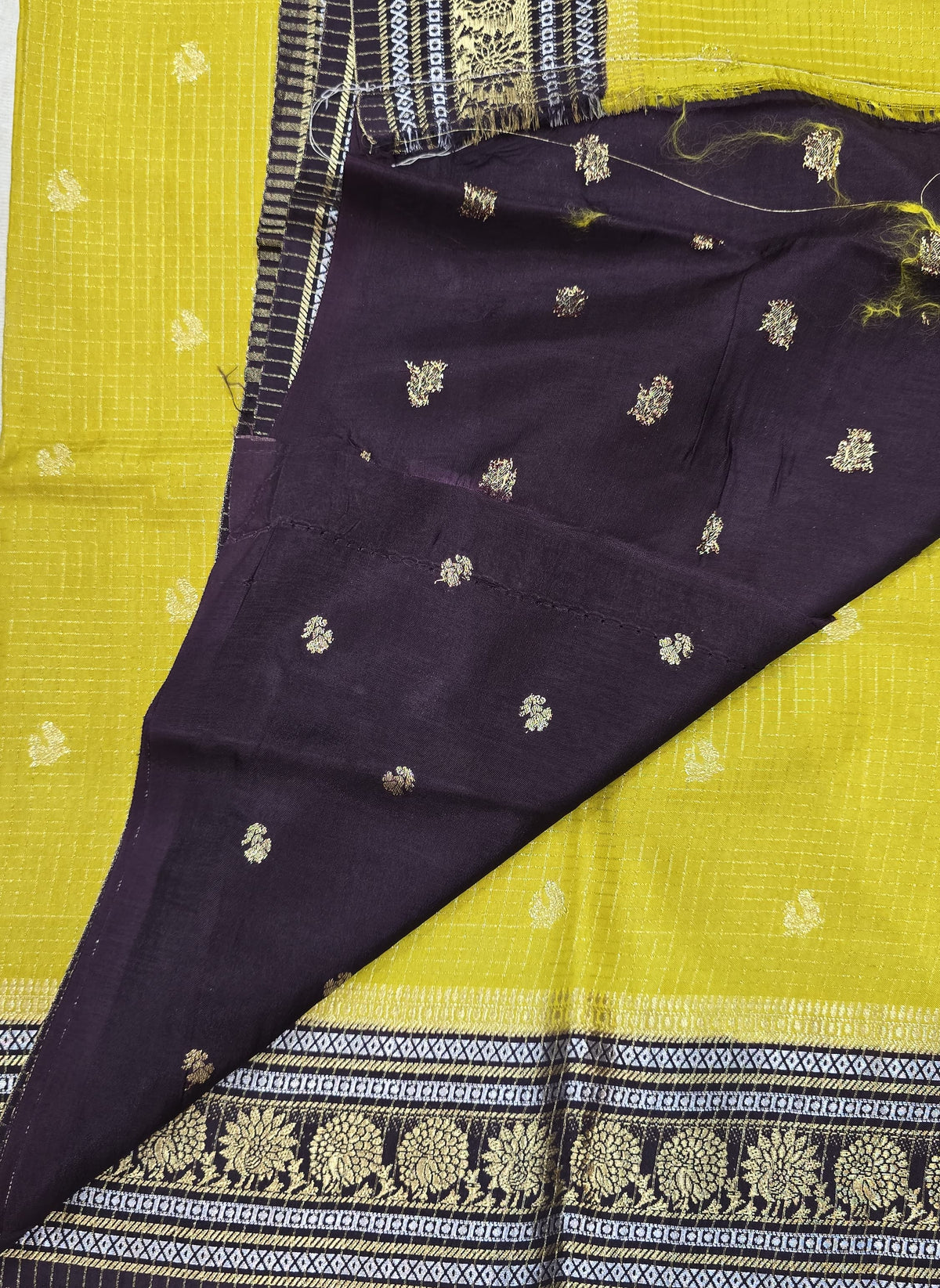 Vintage Checks Sarees - 3189